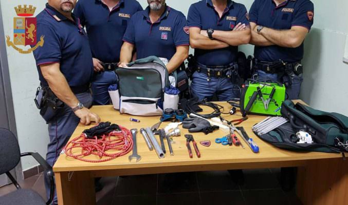 Furto in pieno centro, fermati con ancora gli “abiti da lavoro”: in manette due uomini