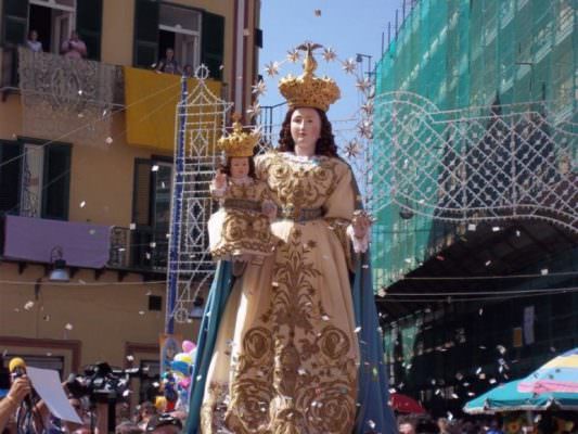 Lite durante la processione: presunto boss vuole “portare” la Madonna