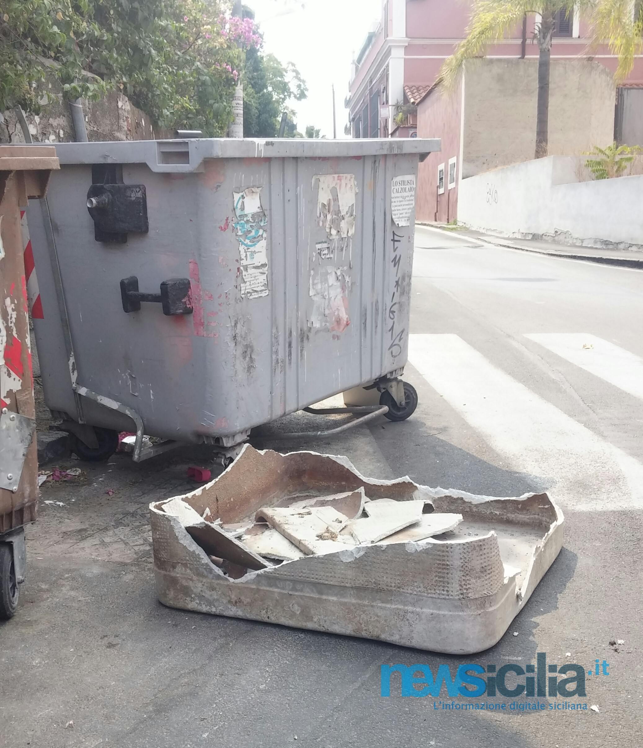 Amianto abbandonato in via Leucatia: vasca di eternit a pezzi lasciata davanti a un cassonetto