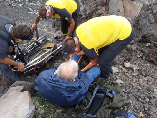 Si frattura caviglia a 2200 metri di quota sull’Etna: soccorso sfortunato cittadino di Paternò. LE FOTO