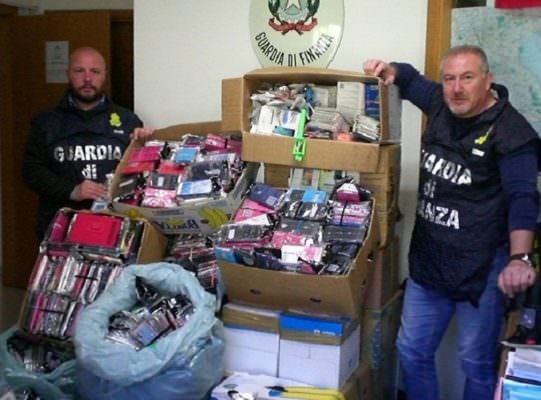 Giocattoli, bigiotteria e abbigliamento contraffatti: sequestrati 2mila prodotti non conformi