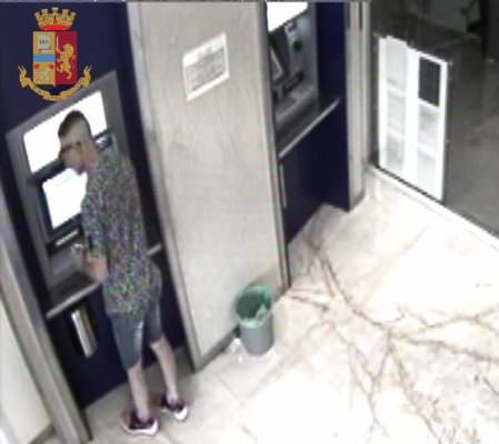 Ruba auto e bancomat ma viene tradito dal tatuaggio al polpaccio: in manette pluripregiudicato