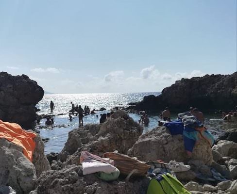 Scivola sugli scogli della Piscina di Venere: donna si ferisce alla testa