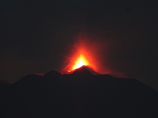 L’Etna erutta ancora: colata di lava, cenere e spettacolo – FOTO e VIDEO