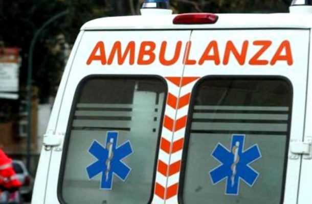 Ancora incidenti stradali in Sicilia, Fiat Panda si ribalta in via Giacomo Besio: sanitari sul posto