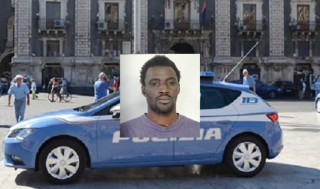 Beccato “a spasso” dai poliziotti, scaraventa agente contro cancello: in manette 24enne