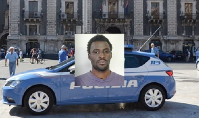 Beccato “a spasso” dai poliziotti, scaraventa agente contro cancello: in manette 24enne