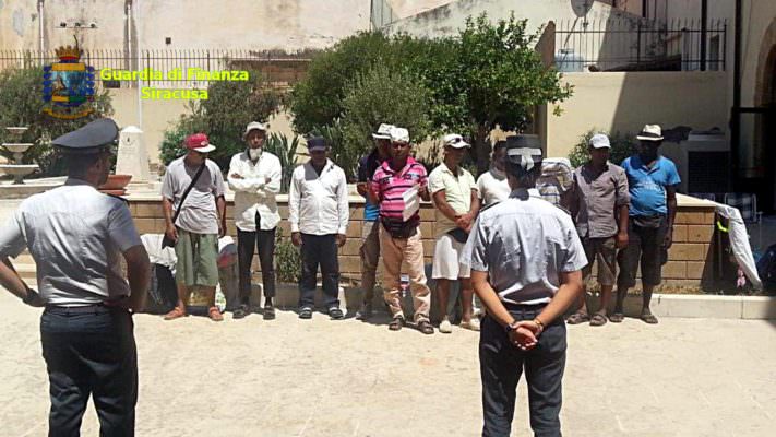 Zone balneari e lotta ad ambulanti: fermate 10 persone del Bangladesh e sequestrati oltre 3mila oggetti