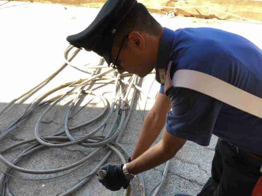 Ladro solitario di “oro rosso” sorpreso da carabinieri fuori servizio: aveva rubato 500 metri di cavi in rame da linea telefonica