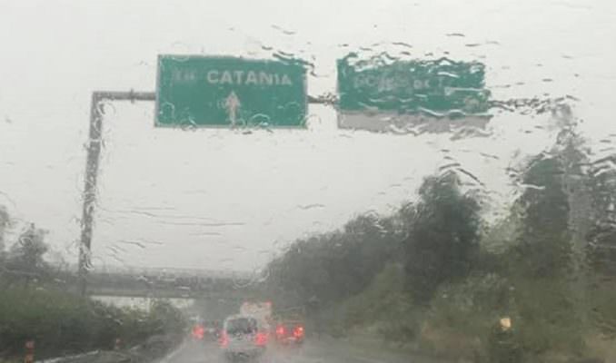 Pioggia, grandine e vento nel Catanese: visibilità ridotta sull’A18 e lunghe code