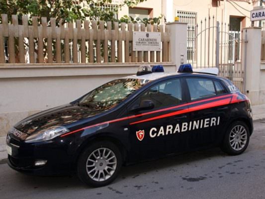 Restano bloccati in strada privata per il mare dietro cancello automatico chiuso: carabinieri liberano i “prigionieri”