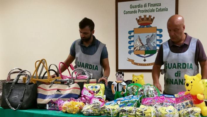 Giocattoli, borse e cd contraffatti: guai per cinesi e senegalesi a Catania