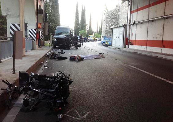 Scontro tra due auto alle prime luci di questa mattina: mezzi spaventosamente distrutti e detriti a terra