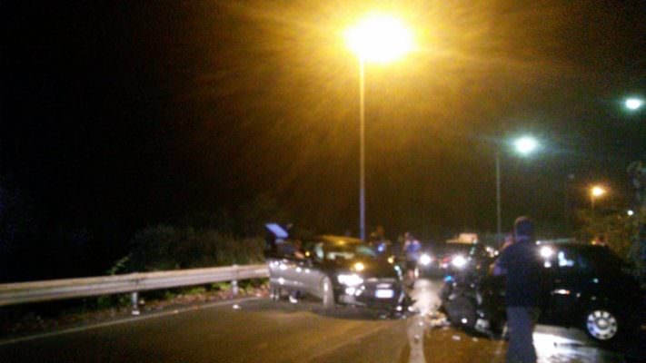Brutto incidente nel Catanese: scontro tra auto, sangue a terra e 7 persone coinvolte