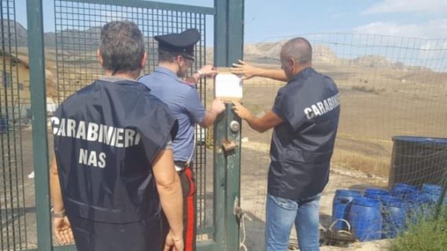 Smaltimento illecito di rifiuti e lavoratori in nero: sequestrata azienda di lavorazione pelli