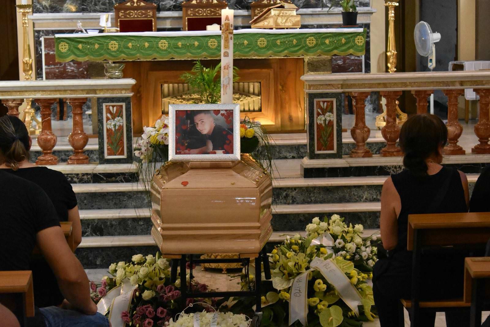 Rombo di motori e ricordo commosso: “Lo battezzai 20 anni fa”. Il saluto ad Alessandro, morto a 21 anni per tragico incidente in moto – FOTO