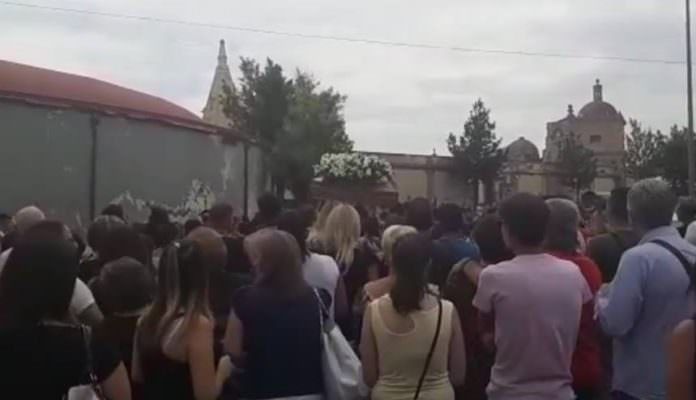 Quei sorrisi strappati alla vita… Bronte e Adrano unite dal dolore per l’ultimo saluto a Igor e Chiara