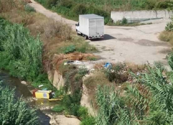 Furgone scarica rifiuti ingombranti nell’Oreto: “beccato” da volontario di un’associazione ambientalista