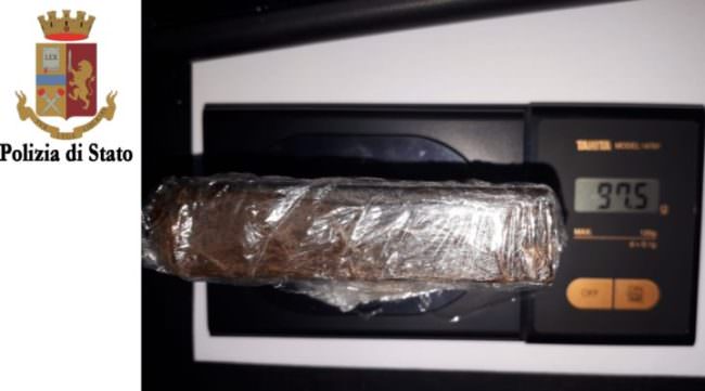 Hashish negli slip e marijuana in casa: denunciati due giovani