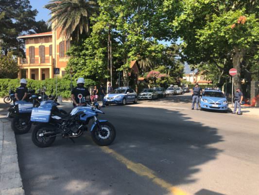 Piantine di marijuana, fucili e pistola in casa: arrestato un 28enne