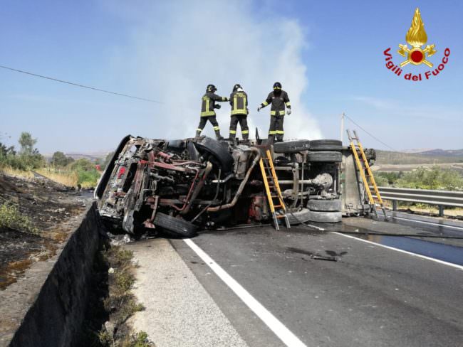 Autocompattatore si ribalta e va in fiamme: vigili del fuoco in azione per domare l’incendio. LE FOTO