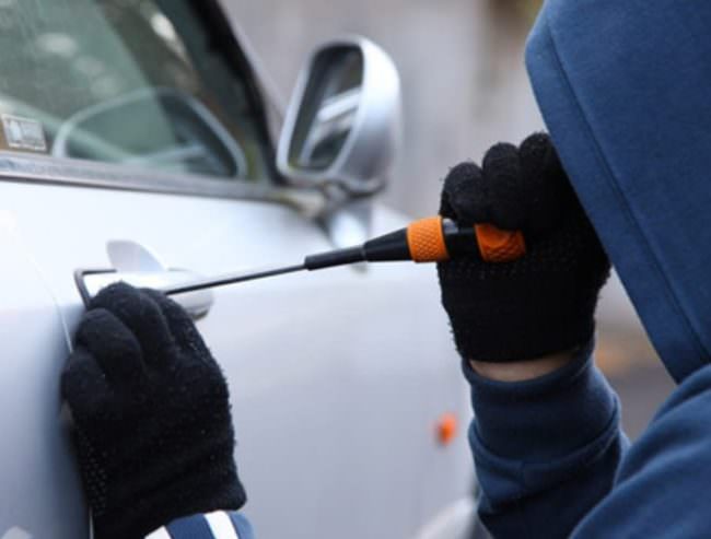Tentano di rubare un’auto, non riescono e scappano via: fermati in 4 durante la fuga