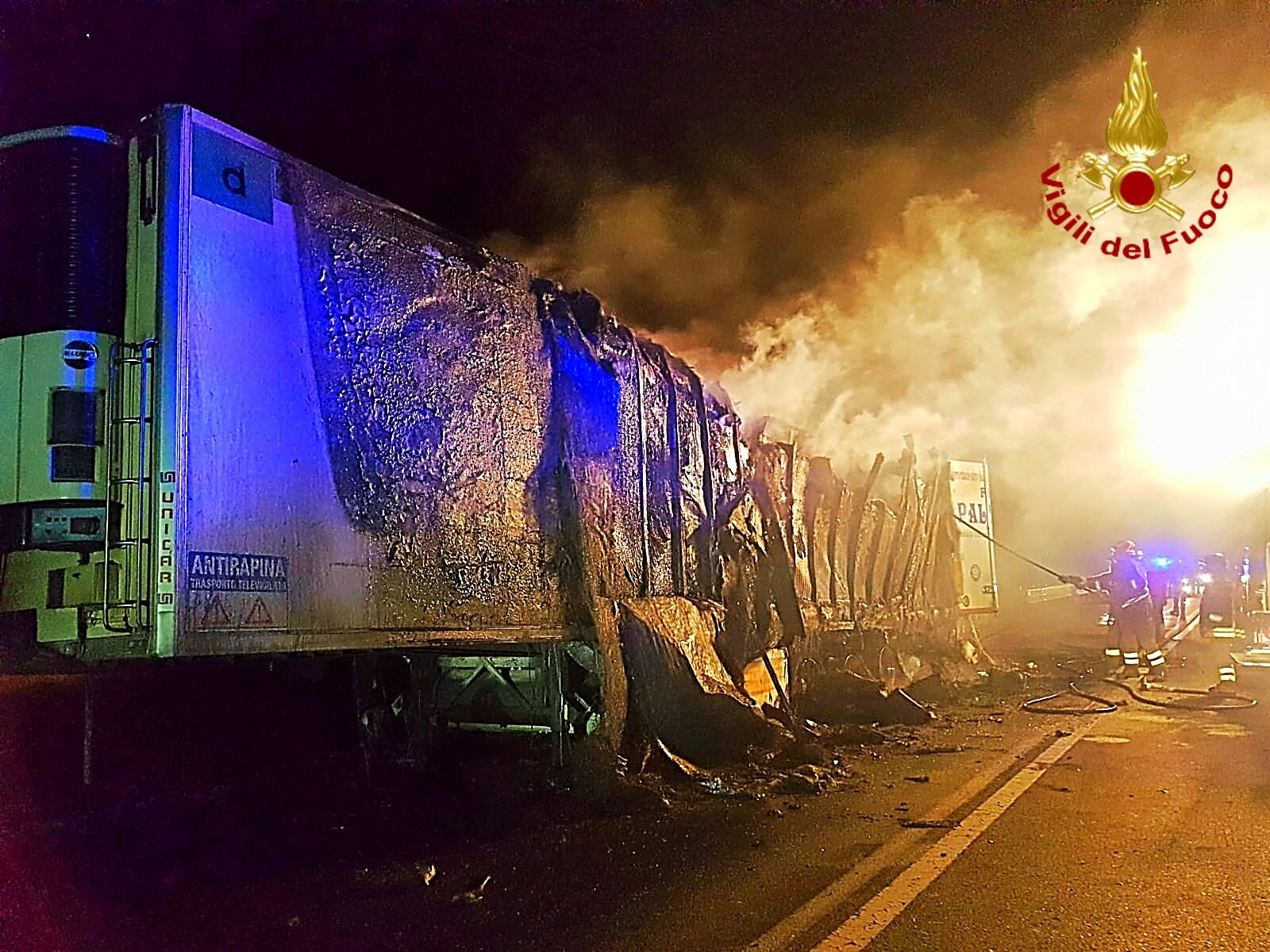Camion che trasporta frutta in fiamme sulla SS 514: notte di San Lorenzo “infuocata” nel Catanese. LE FOTO