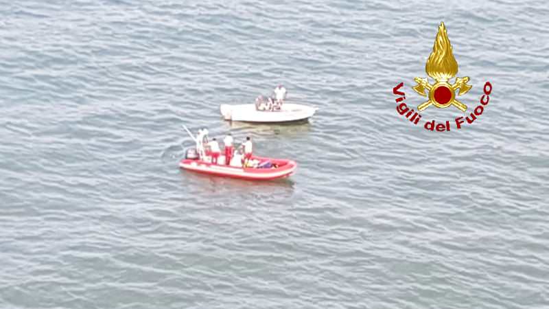 Vaccarizzo, salvata famiglia a bordo dell’imbarcazione che ha lanciato razzo di segnalazione