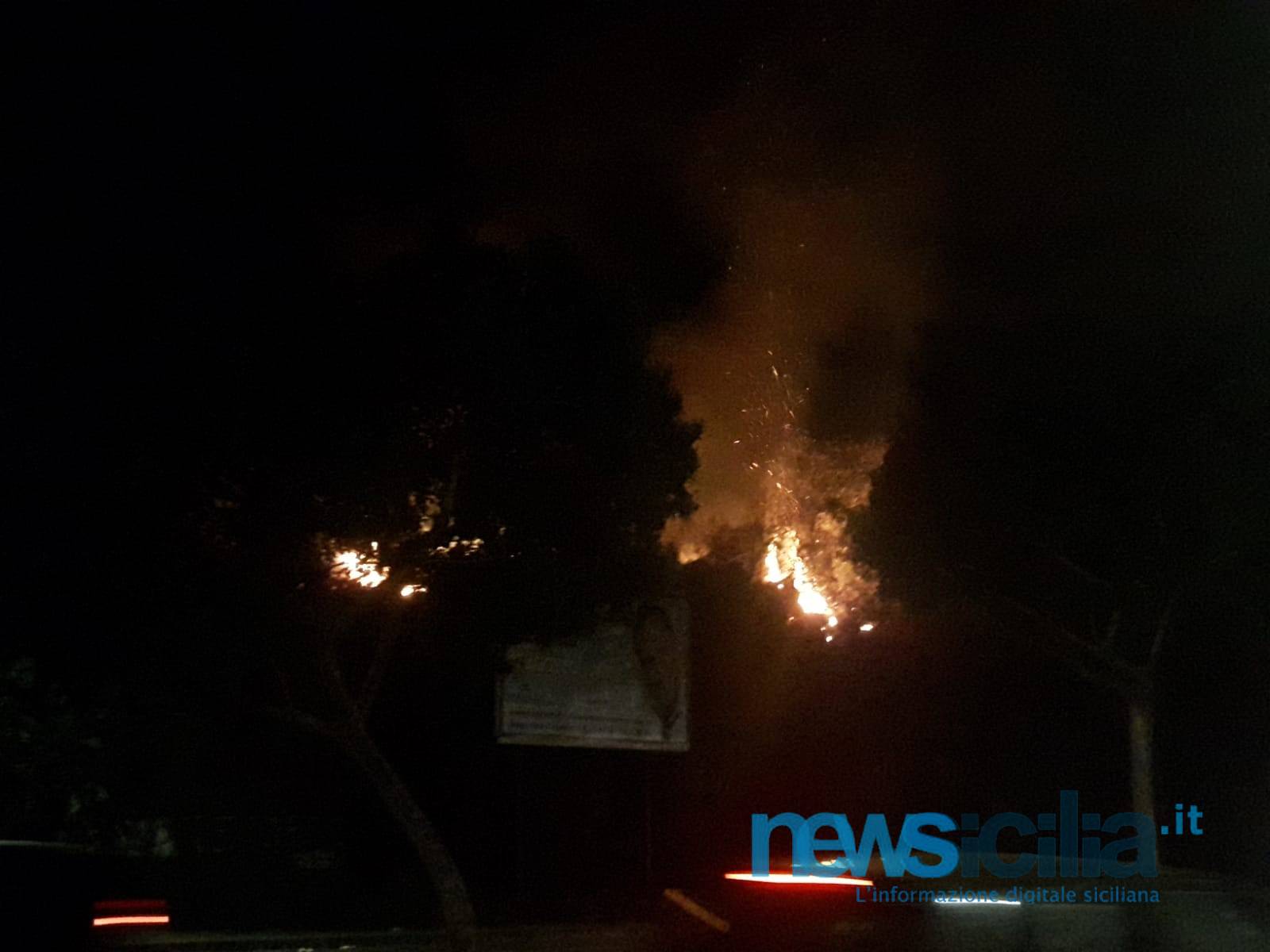 Violento incendio sulla circonvallazione di Catania: fiamme a ridosso della strada, paura tra automobilisti e residenti