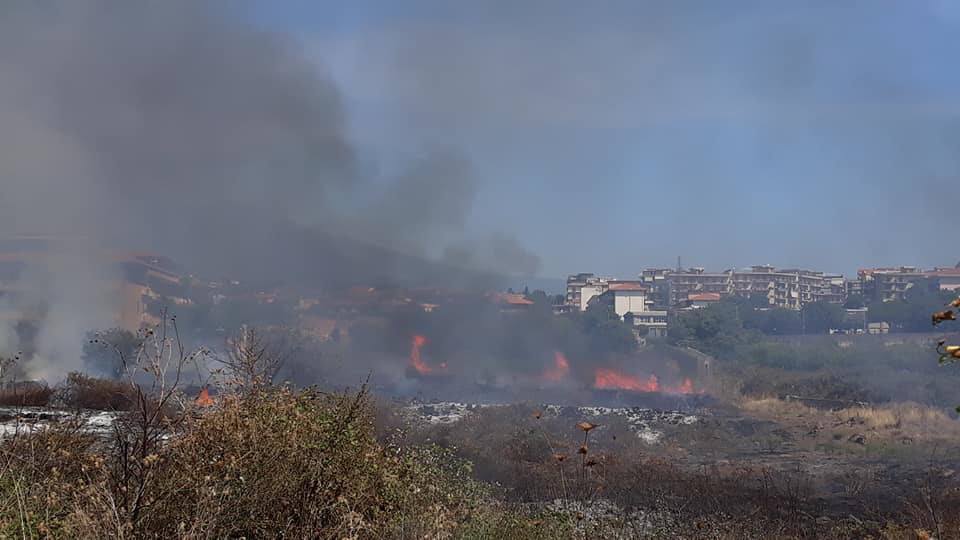 Vasto incendio nella zona dello stadio Tupparello: fiamme minacciano abitazioni – FOTO