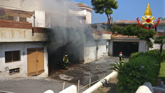 Garage prende fuoco alla scogliera ad Aci Castello: coinvolte auto e bombole di Gpl – FOTO e VIDEO