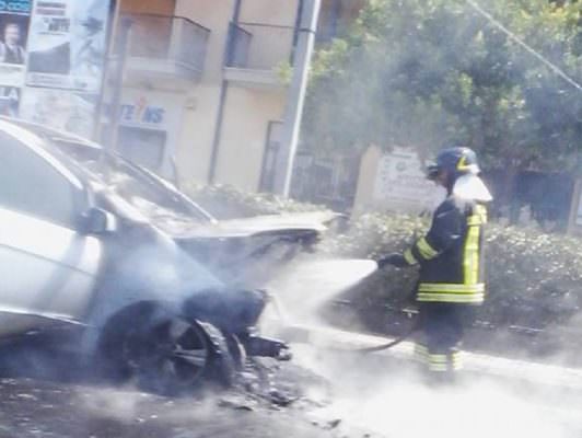 Auto in fiamme a Canalicchio: paura e traffico rallentato