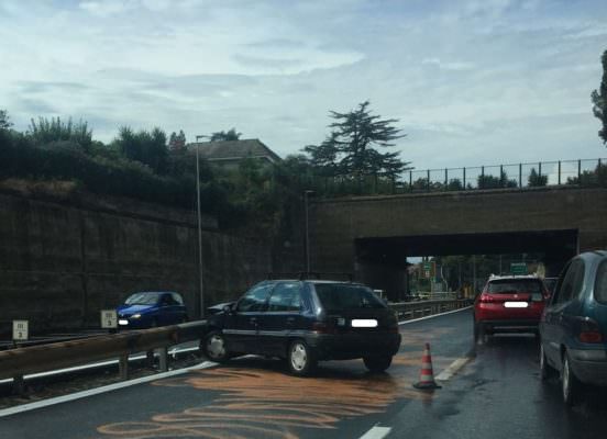 Violento scontro fra tre auto in viale Mediterraneo: paura e traffico bloccato. FOTO