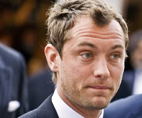 Jude Law il “siciliano”: proseguono le vacanze e le “paparazzate” del divo inglese sull’isola. LE FOTO