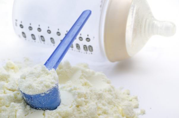 Latte in polvere contaminato venduto anche online: rischio infezioni gravi per i neonati