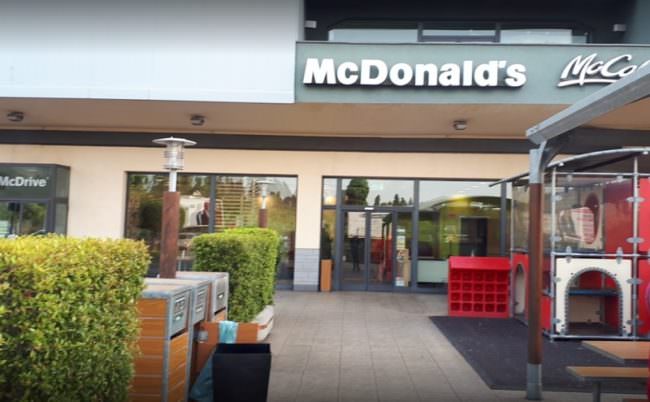 Clamoroso colpo al McDonald: banda dell’escavatore ruba cassa continua. Clienti e dipendenti assistono impotenti