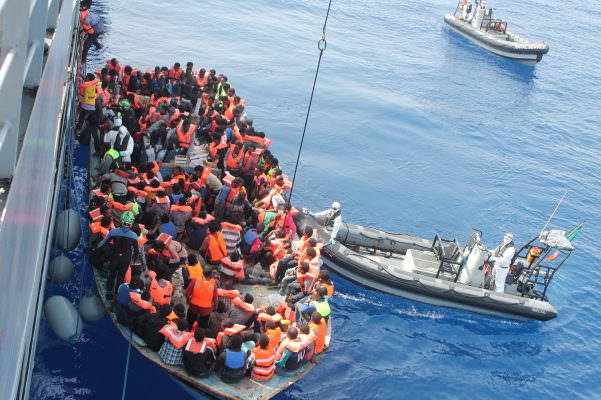 Pozzallo, arrivano altri 236 migranti: barcone trainato a mano