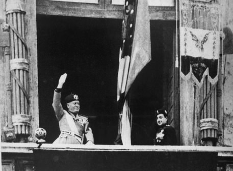 Titolare bar accusato di apologia del fascismo per aver esposto foto di Mussolini: avrà patrocinio legale gratuito