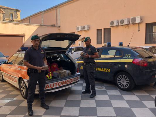 L’auto medica piena di droga: incastrati con 10 chili di hashish. Incasso da 100mila euro