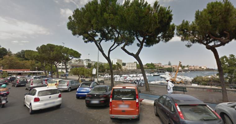 Investe pedone a Ognina ed esce la paletta della Repubblica per spaventare la vittima, poi fugge via