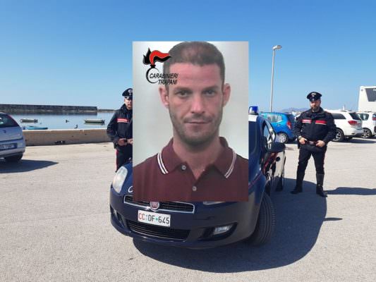 Manomette braccialetto elettronico e fugge: riacciuffato 35enne che aveva rubato documenti da una cassaforte del Comune