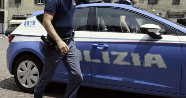 Prima spintoni e schiaffi, poi estrae l’arma e spara: in manette un uomo per tentato omicidio – VIDEO