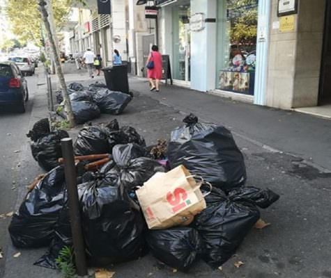 Emergenza rifiuti a Catania, la situazione al viale Vittorio Veneto: “Degrado, puzza e spazzatura ovunque”