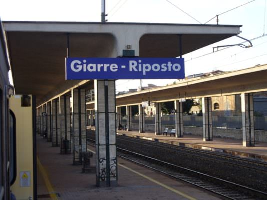 “Un viaggio come deportati, uno schifo”, il calvario da Siracusa a Roma: treni sostituiti da autobus, vagoni angusti e oltre 12 ore di viaggio