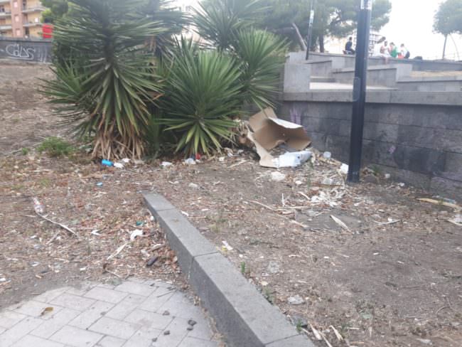 Piazza Europa flagellata dal degrado, dov’è finito il fiore all’occhiello della riviera catanese? – FOTO