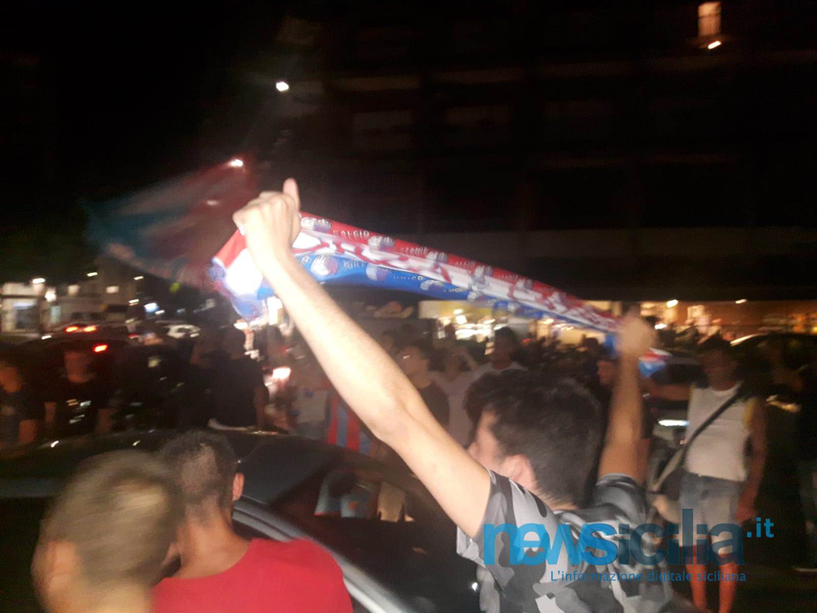 La gioia, i cori e il derby ritrovato: Catania è in estasi, tifosi impazziti nella “notte della rinascita”