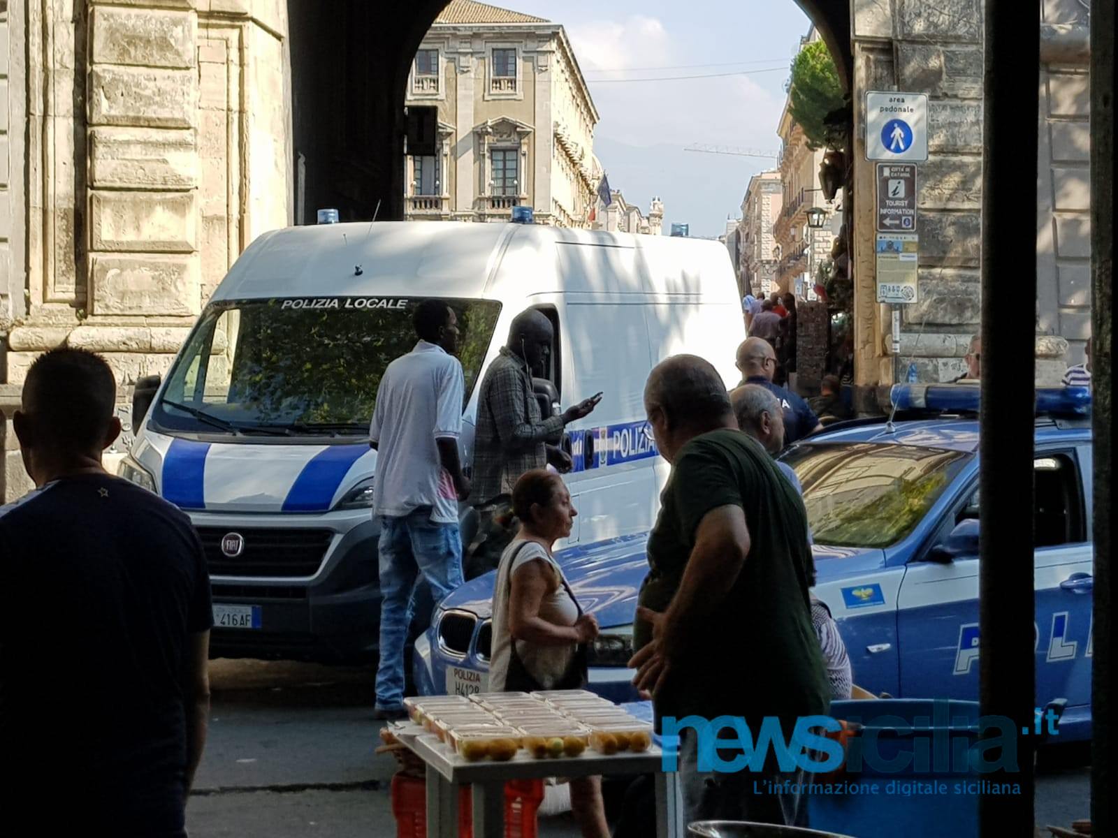 Sequestro merce a porta Uzeda, fermati venditori ambulanti di CD: “Lasciateli lavorare”