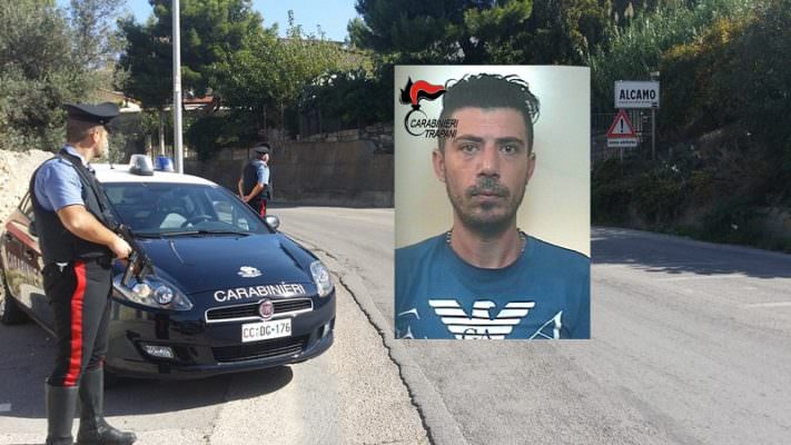 Si oppone alla perquisizione domiciliare aggredendo i militari: in manette 34enne