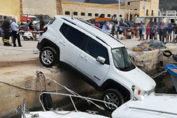 Inserisce la prima invece della retromarcia, donna “in bilico” al porto con una Jeep