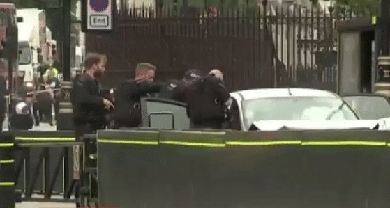 Auto falcia pedoni e ciclisti e si schianta davanti al Parlamento: potrebbe essere un attentato